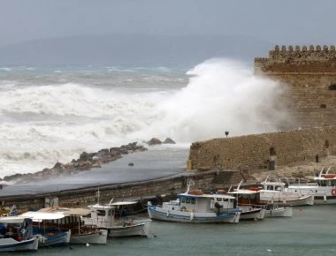 Ηράκλειο: Αλιευτικό σκάφος βυθίστηκε στο λιμάνι - Το ρυμούλκησαν οι λιμενικές αρχές